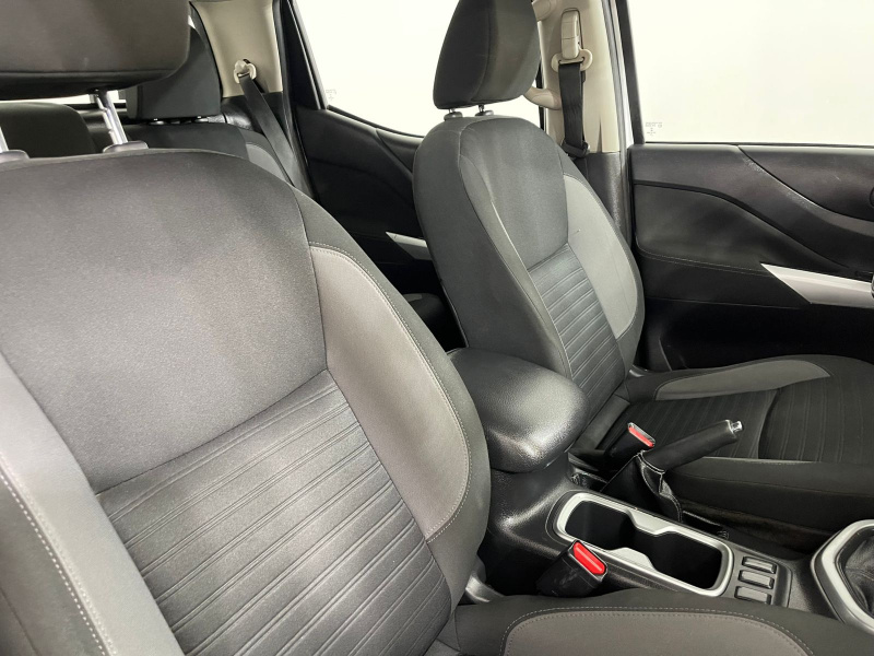 Nissan Comerciales Frontier y NP 300 Frontier Pick-Up 4 pts. Frontier SE, Doble Cab., L4, 2.5l, TM6, a/ac., VE, R-16 (cambio de línea) 2021